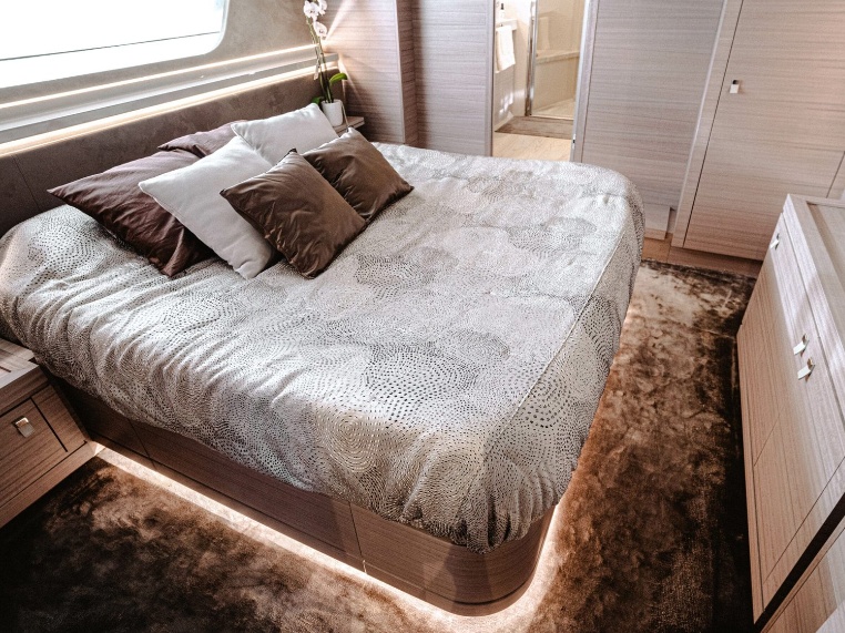 94' Ferretti gallery image 5