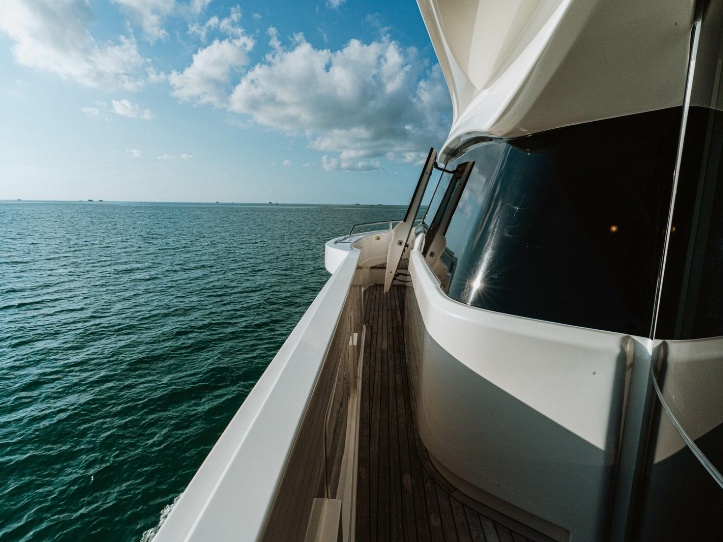 94' Ferretti gallery image 7