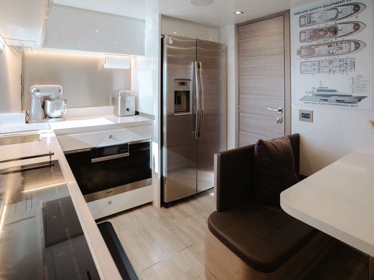 94' Ferretti gallery image 13