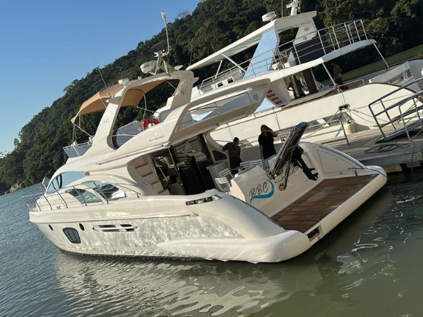 Intermarine 560 main view